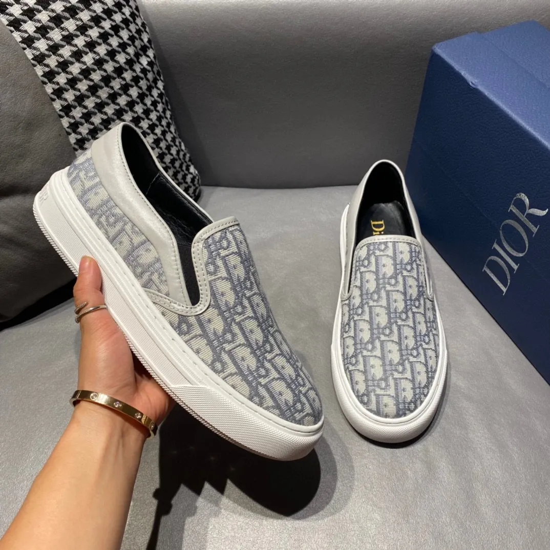 Factory price 340, Dior series casual shoes 👟🔥🕷🕷【Dior】Dior New casual men's shoes are launched in Hong Kong counters. Official website 1:1 production. Original Italian materials. Designed by European and American masters. Perfect shape to create counter quality, solid color rubber wear-resistant outsole and classic dazzling head! Super versatile and very comfortable. High-end without losing taste, fashionable and novel! ! Absolute focus! Code number: 38-45